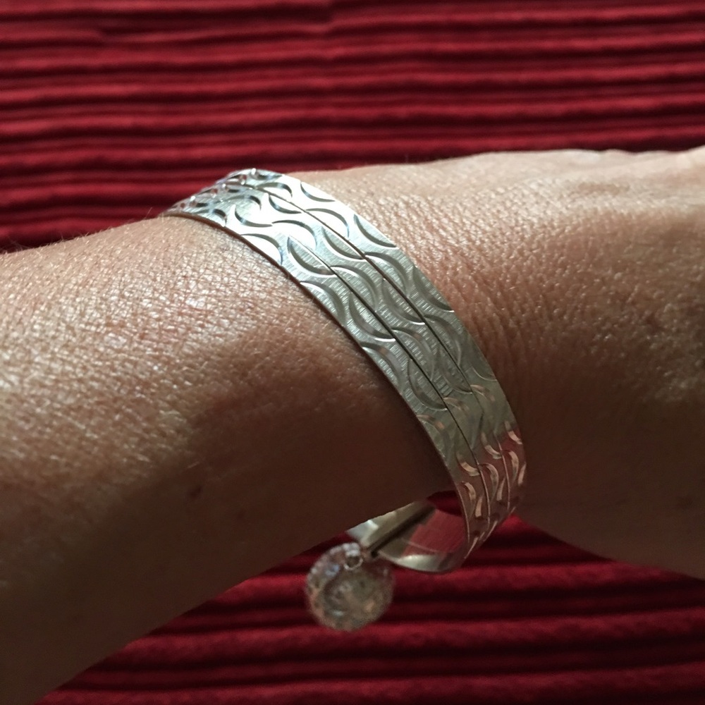 Elegant Silver-Tone Wavy Pattern Women's Bracelet